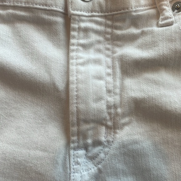 Gap 5” White Denim Shorts with Raw Edges-Waist 29/8 - Picture 4 of 11